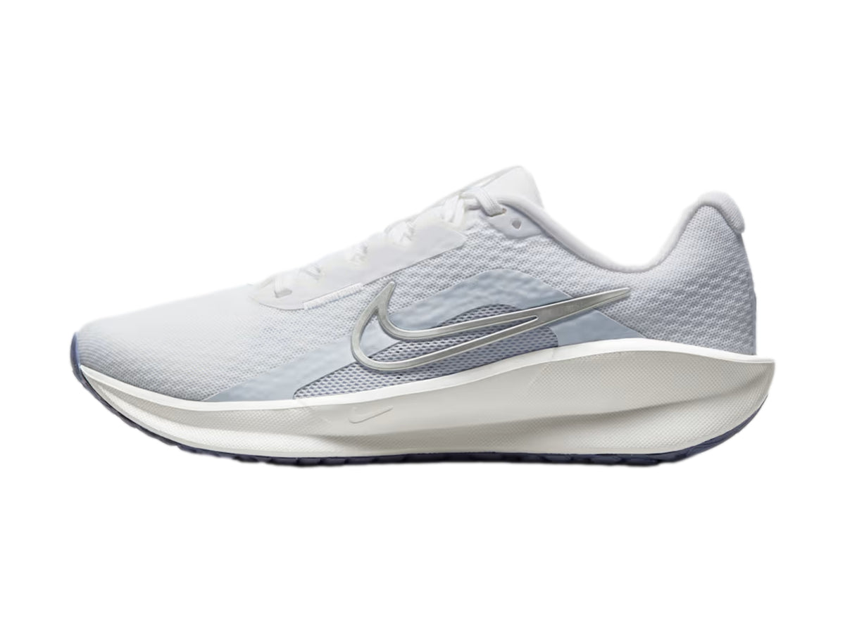 Tenis Nike Downshifter 13 Blanco y Plata para Mujer